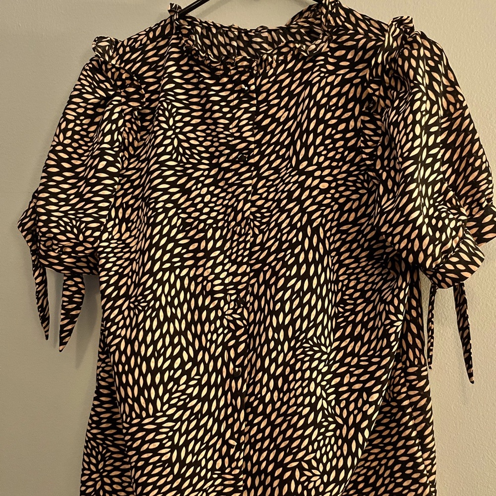 Who what wear blouse great for work or a casual dress up of an outfit